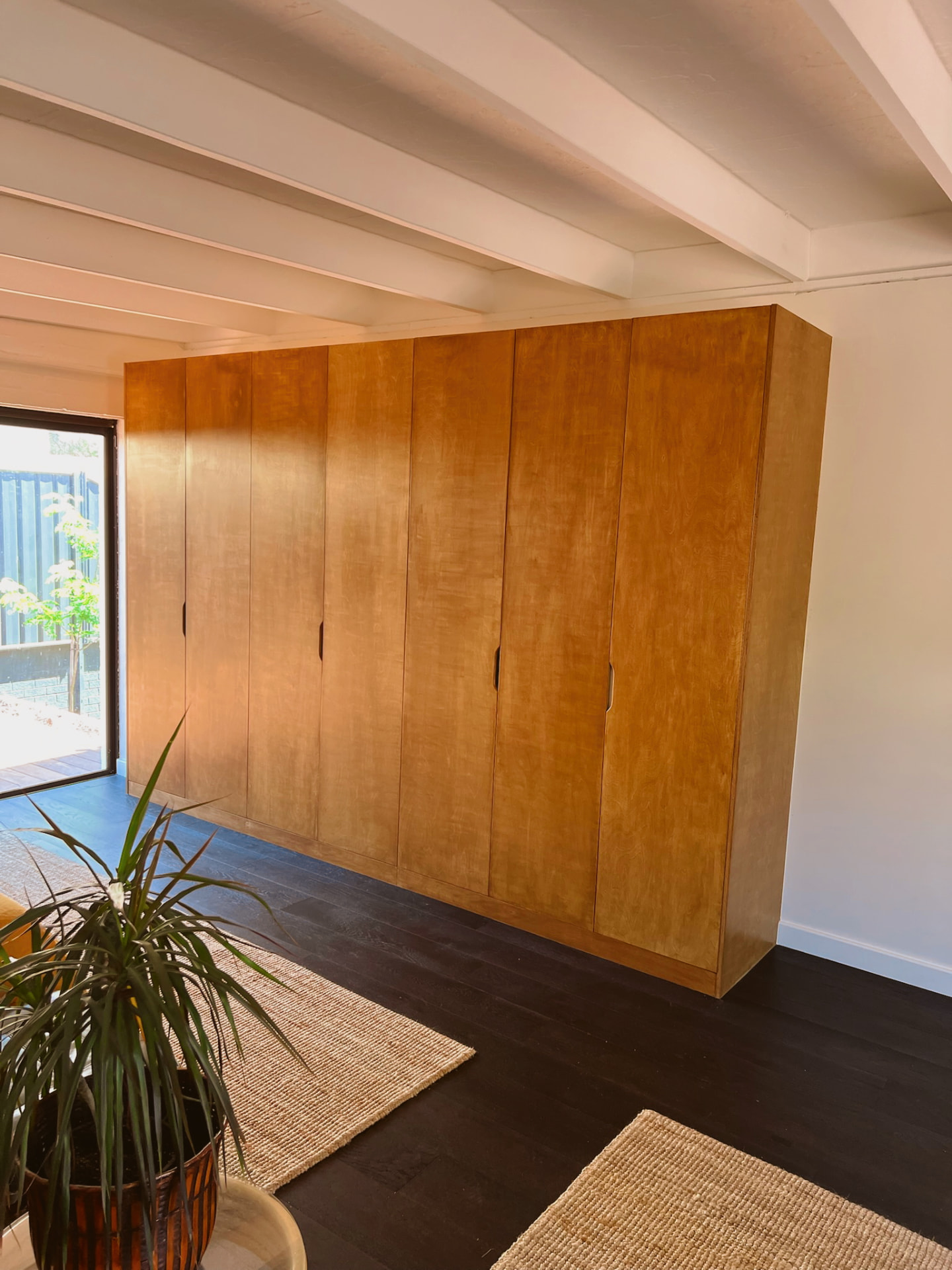 Built-in wardrobe wall